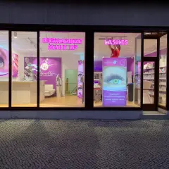 Kosmetikstudio mit Leuchtreklamen für Permanent Make-up, Lashes und Nails.