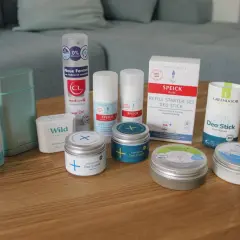 Verschiedene aluminium- und parfümfreie Deos von Marken wie Wild, Speick und Greendoor.