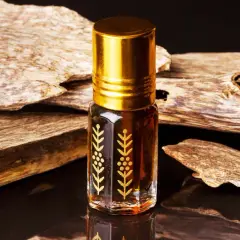 Kleines Fläschchen mit goldenem Verschluss und Oud-Holzstücken.