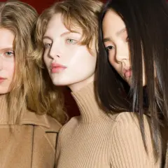 Drei Frauen mit langen Haaren in Rollkragenpullovern in Camel.
