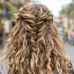 Fettiges Haar kaschieren: Schnelle Frisuren & SOS-Tricks