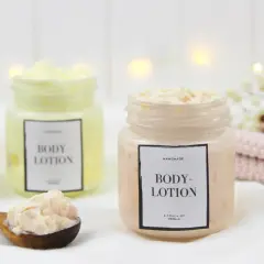 Zwei Gläser mit selbstgemachter Bodylotion, eine auf einem Holzlöffel.