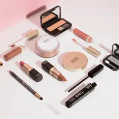 Annemarie Börlind Make-up: Lippenstifte, Lipgloss, Mascara, Lidschatten, Puder und Eyeliner auf weißem Hintergrund.