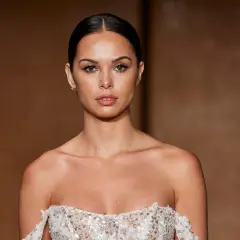 Porträt einer Braut mit dezentem Make-up und einem schulterfreien Kleid.