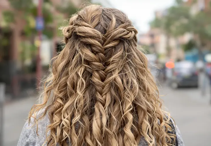 Fettiges Haar kaschieren: Schnelle Frisuren & SOS-Tricks