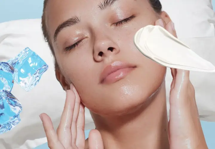 Frau mit geschlossenen Augen, Eiswürfel und Creme auf der Wange.