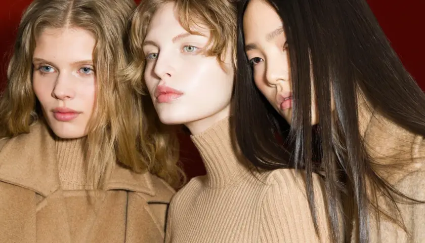 Drei Frauen mit langen Haaren in Rollkragenpullovern in Camel.