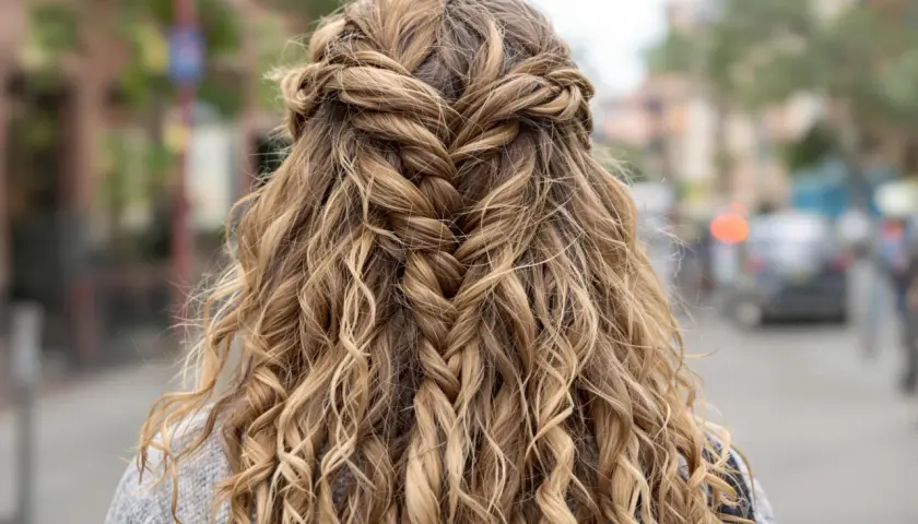 Fettiges Haar kaschieren: Schnelle Frisuren & SOS-Tricks