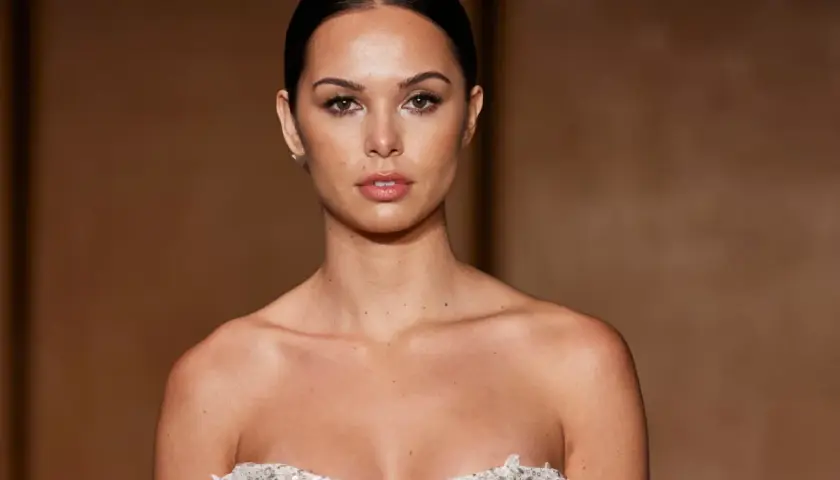 Porträt einer Braut mit dezentem Make-up und einem schulterfreien Kleid.