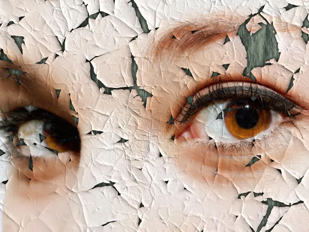 Nahaufnahme von Augen mit rissiger, trockener Hauttextur.