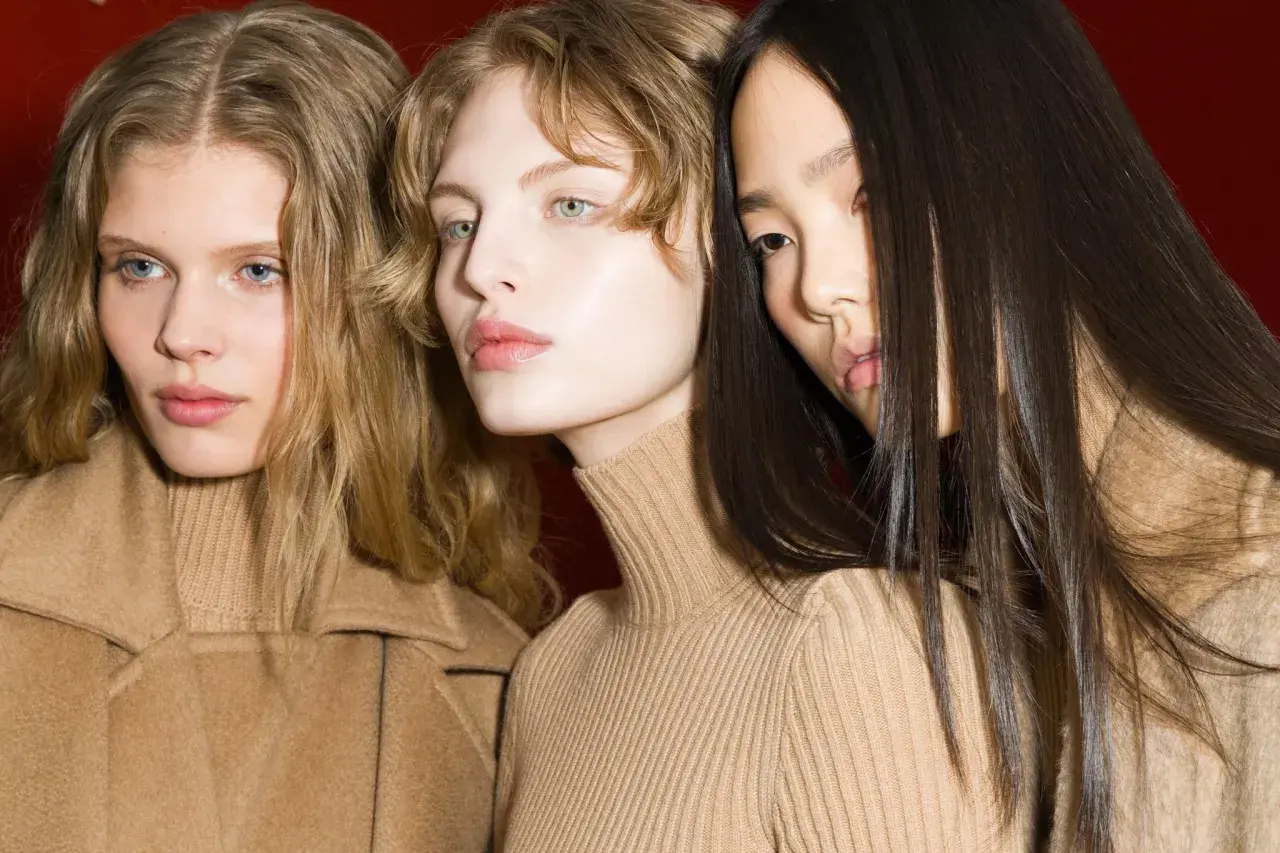 Drei Frauen mit langen Haaren in Rollkragenpullovern in Camel.