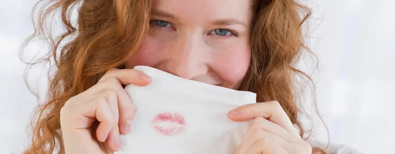 Make-up-Flecken entfernen: Schnelle & einfache Hausmittel-Tipps