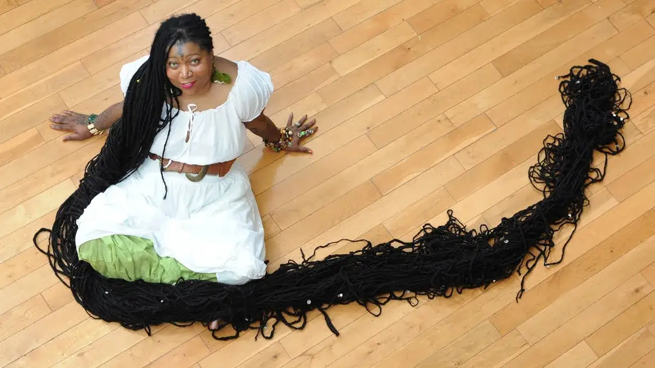 Asha Mandela längste Dreadlocks