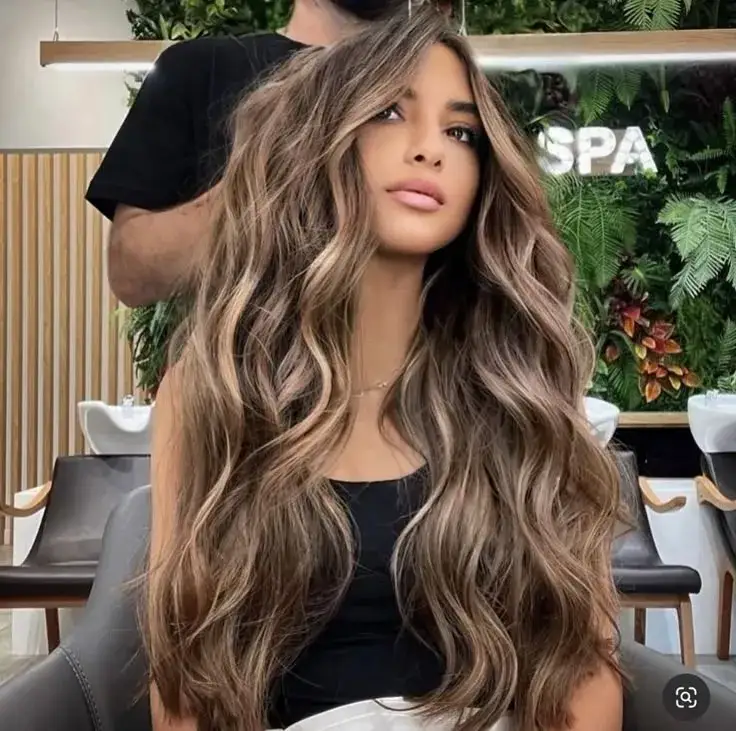 Dunkelbraune Haare mit Balayage, Babylights und Money Piece Beispiele