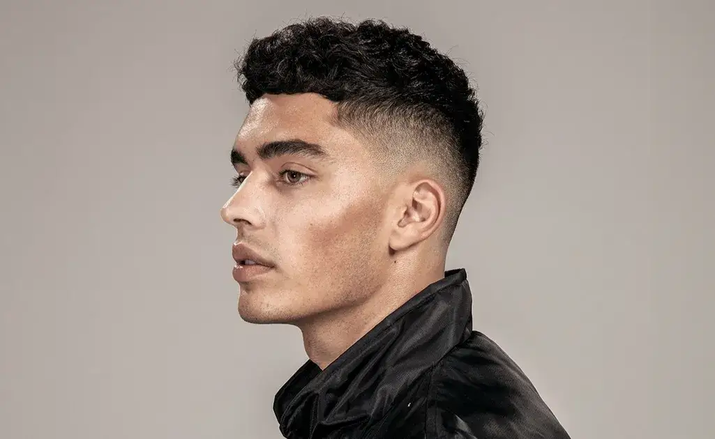 verschiedene nach vorne gestylte Frisuren Jungs