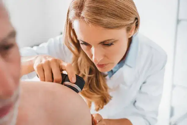 Dermatologe untersucht Gesichtshaut